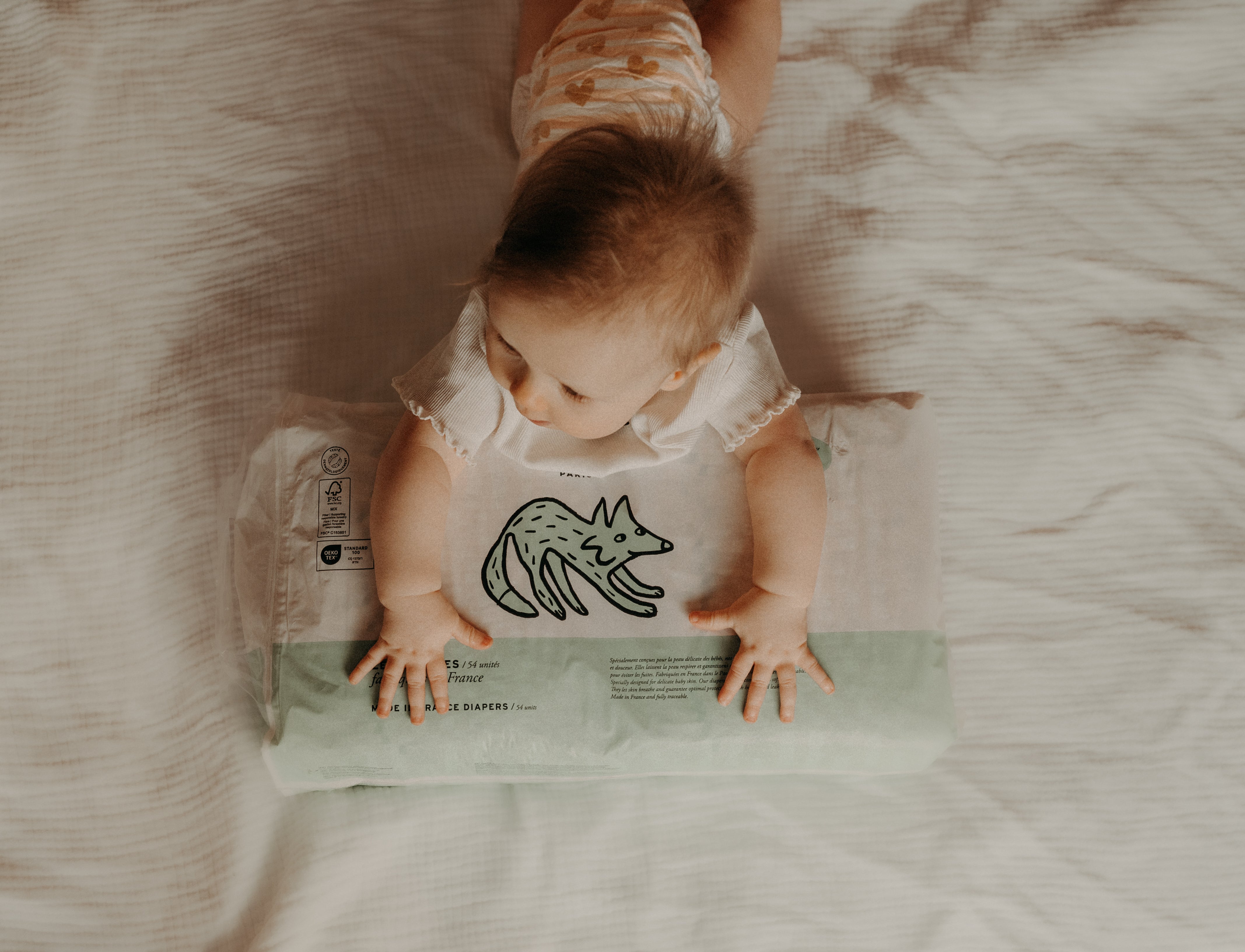 Baby mit JOONE Windelpaket im Sommer
