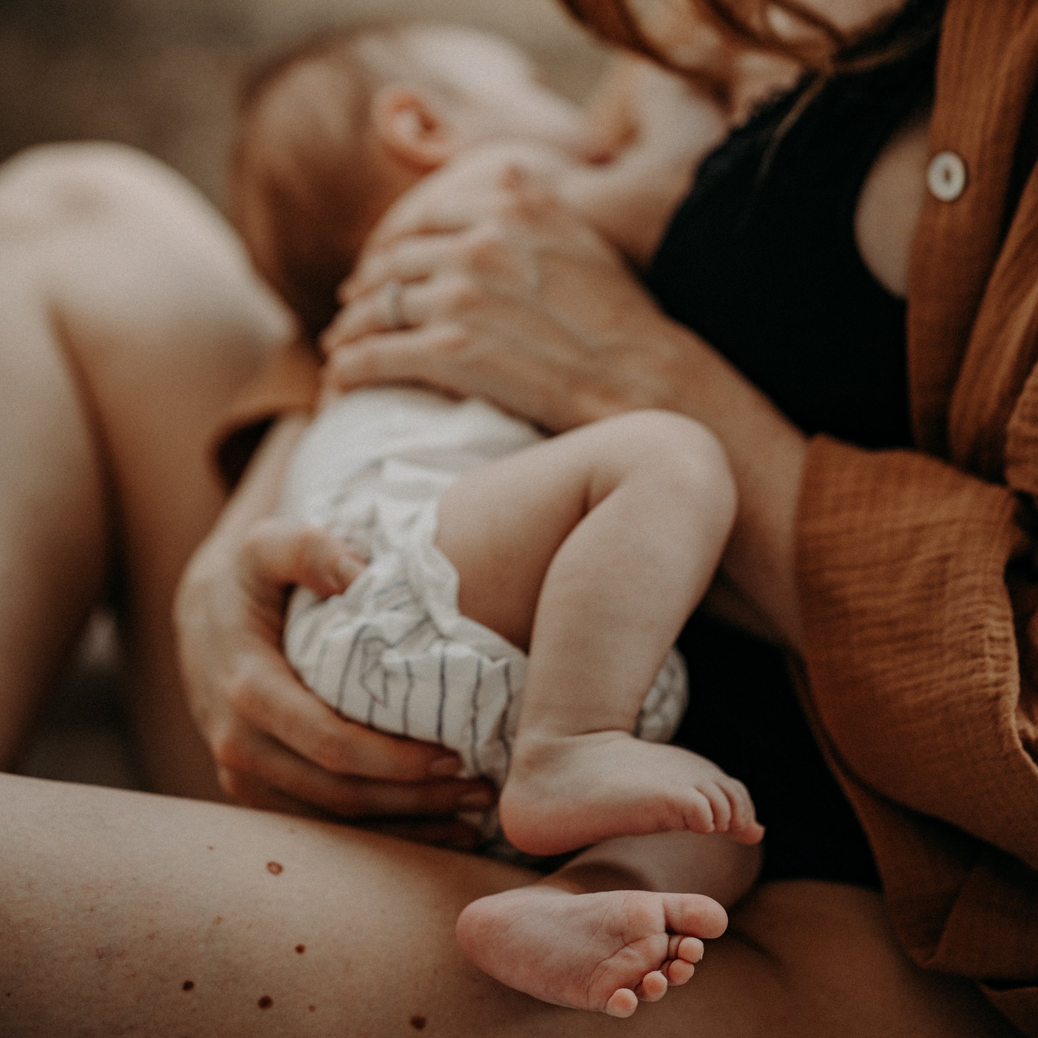 Ist es normal, dass mein Baby NUR beim Stillen einschlafen möchte?