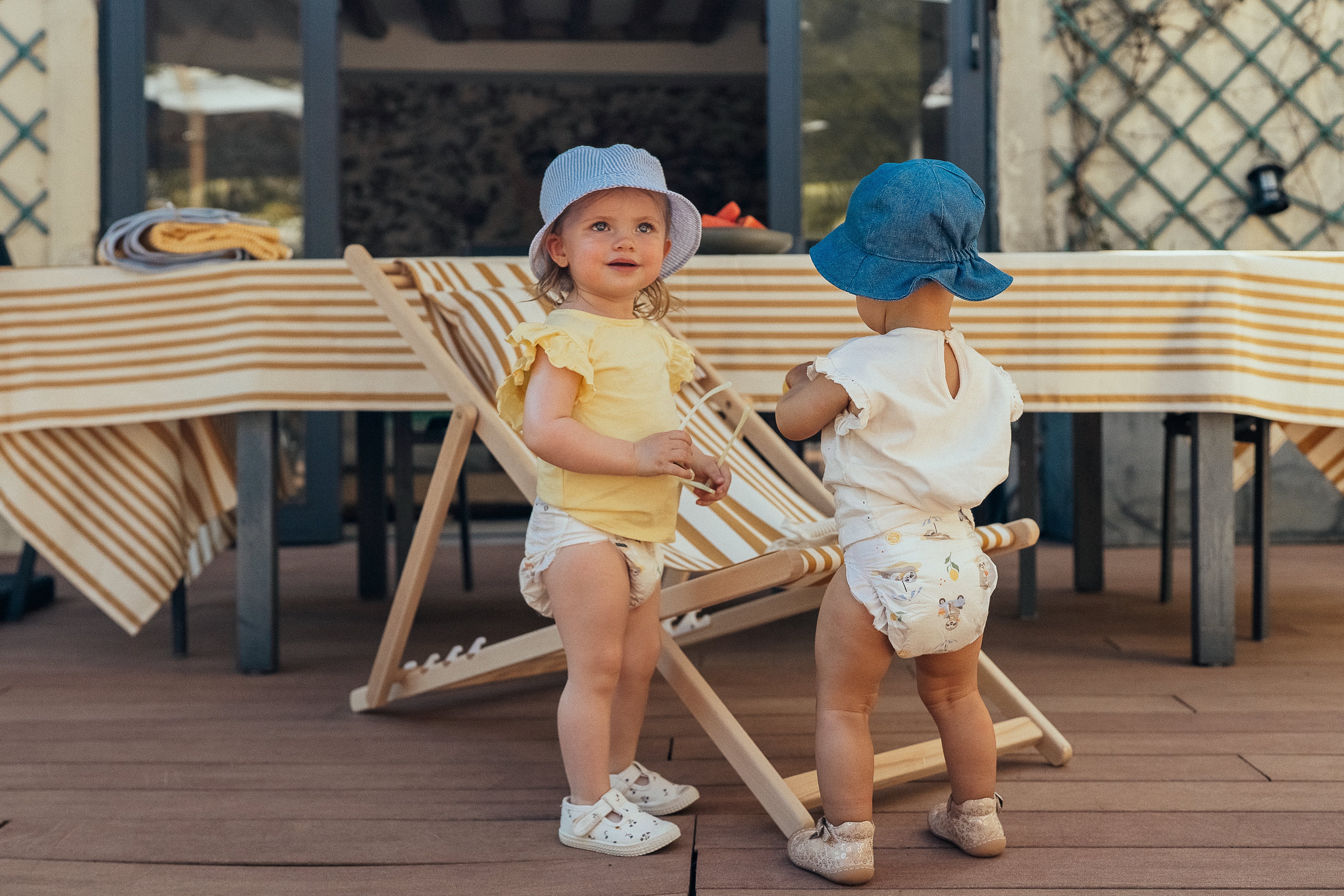 Zwei Kinder mit JOONE Windeln, Sommer auf der Terrasse